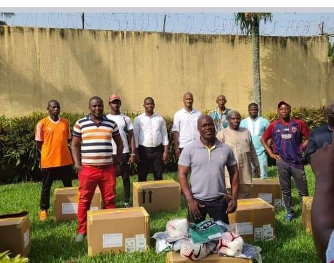 FOOTBALL: DIDIER DROGBA OFFRE 2000 BALLONS ET 5000 EQUIPEMENTS DIVERS AUX CLUBS IVOIRIENS