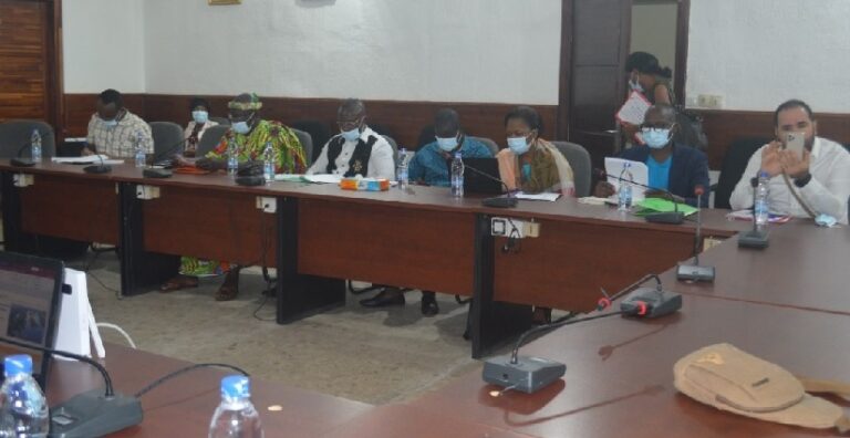 Des enseignants-chercheurs de l’université Nangui-Abrogoua identifient des espèces de poisson dans le Bandama